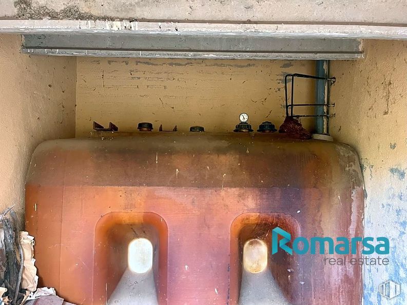 Industrial for sale & for rent at Carretera Piedrahita, Muñogalindo, Ávila, 05530 with liquid, water, rectangle, fluid, wood, plumbing fixture, wall, gas, tints and shades and paint around