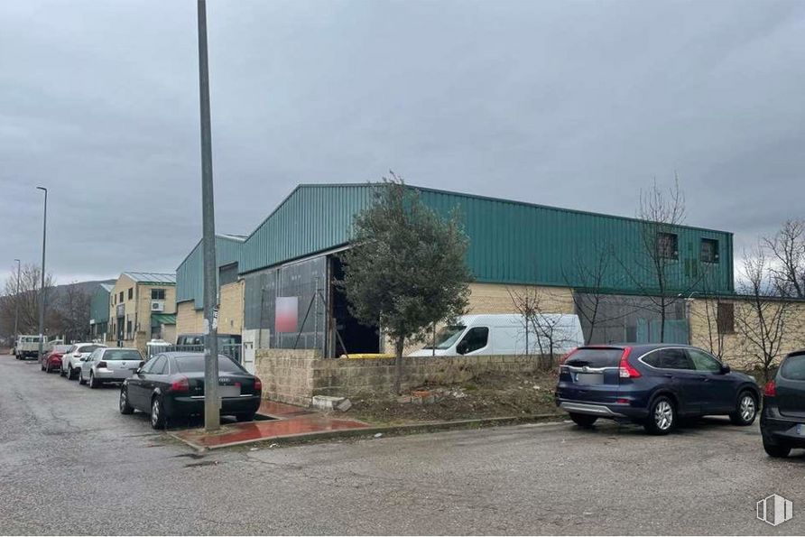 Nave en venta en Polígono Industrial, Moralzarzal, Madrid, 28411 con coche, edificio, luz de estacionamiento automotriz, rueda, vehículo terrestre, neumático, cielo, vehículo, placa de matrícula del vehículo y nube alrededor