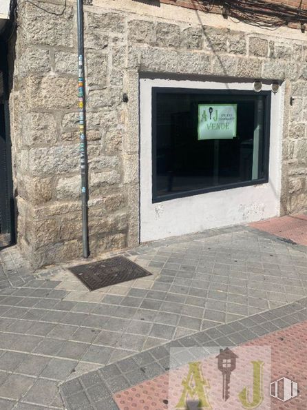 Retail for sale at Calle Nuestra Señora de Araceli, Barajas, Madrid, 28042 with composite material, floor, brick, concrete, flagstone, brickwork, tile, building material, cobblestone and slate around