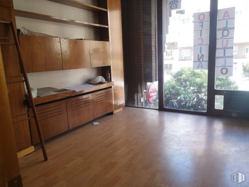 Oficina en alquiler en Calle Raimundo Fernández Villaverde, 12, Chamberí, Madrid, 28003 con ebanistería, encimera, madera, edificio, ventana, diseño de interiores, piso, suelo, tinte para madera y cocina alrededor