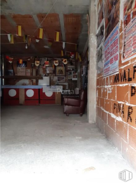 Retail for sale at Avenida Julio Arenillas, Navalperal de Pinares, Ávila, 05240 with chair, gas, brickwork, brick, concrete, wood, room, metal, flooring and composite material around