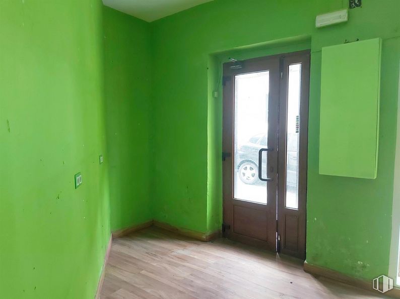 Retail for rent at Calle Valenciana, San Ildefonso, Segovia, 40100 with door, building, green, fixture, paint, wood, dead bolt, architecture, floor and window around