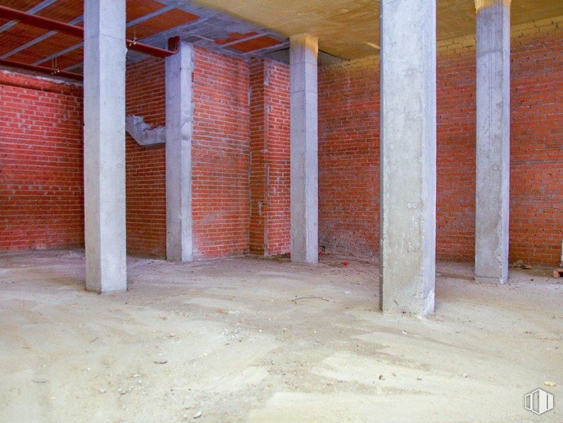 Retail for sale at Avenida Europa, Valdemoro, Madrid, 28341 with brickwork, brick, wood, flooring, floor, composite material, building material, column, gas and road surface around