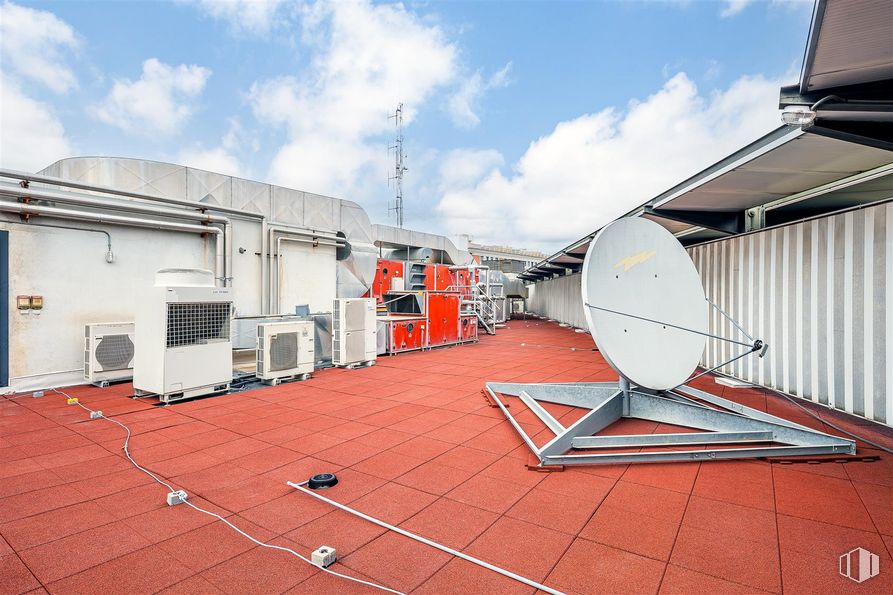 Oficina en alquiler en Edificio NOX, Avenida San Luis, 25, Hortaleza, Madrid, 28033 con nube, cielo, madera, ventana, arquitectura naval, tejado, diseño urbano, asfalto, suelos y antena alrededor