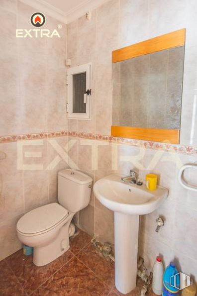 Retail for sale & for rent at Plaza San Amaro, Tetuán, Madrid, 28020 with toilet, sink, property, tap, photograph, bathroom sink, plumbing fixture, bathroom, purple and mirror around