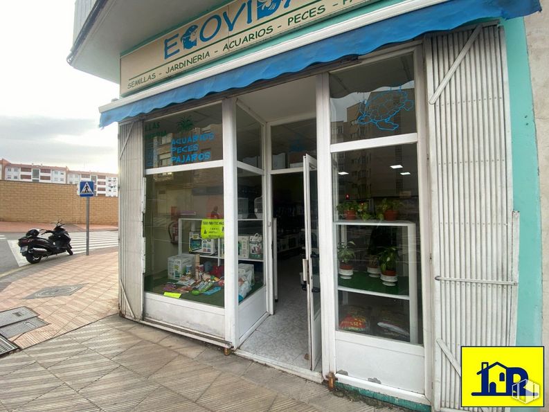 Retail for sale & for rent at Zona Reyes Católicos, Cuenca, 16003 with door, building, fixture, sky, gas, facade, plant, retail, house and bench around