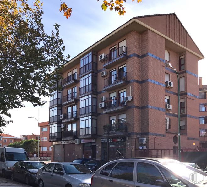 Local en venta en Calle Ávila, 1, Alcobendas, Madrid, 28100 con coche, edificio, luz de estacionamiento automotriz, rueda, cielo, vehículo terrestre, vehículo, neumático, ventana y arquitectura alrededor