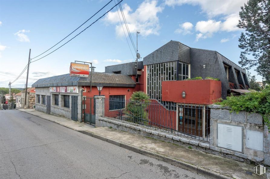 Retail for sale at Las Matas, Las Rozas de Madrid, Madrid, 28290 with window, road surface, asphalt, automotive parking light, family car, overhead power line, parking, luxury vehicle, automotive tail & brake light and mid-size car around