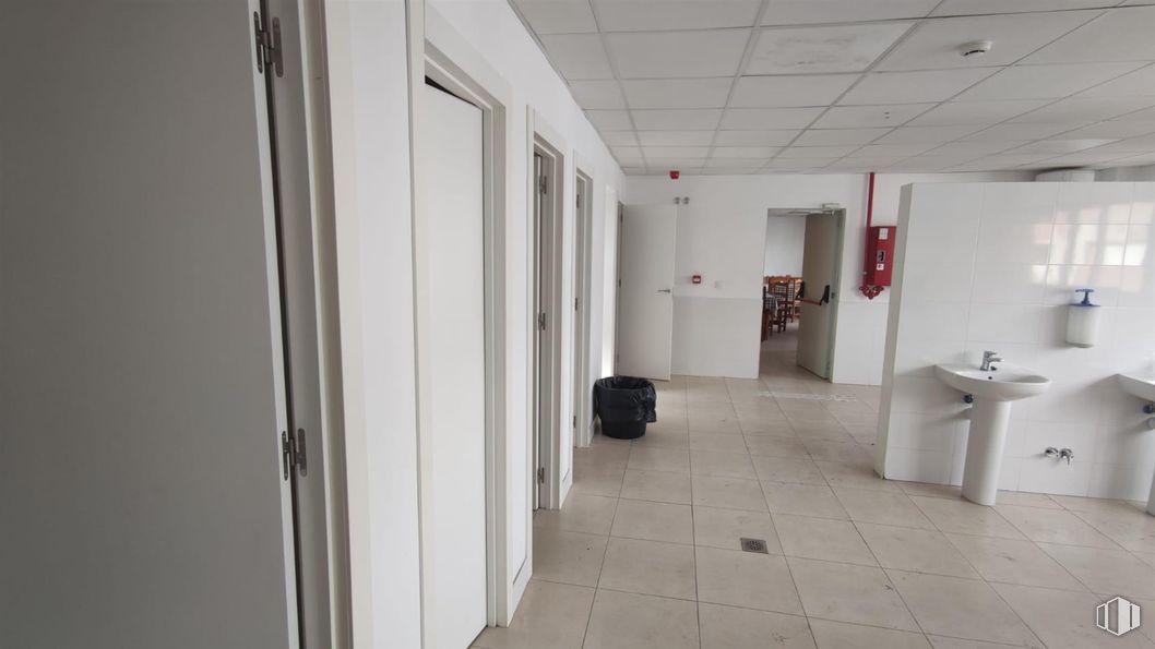 Industrial for rent at Calle Hierro, Torrejón de Ardoz, Madrid, 28850 with sink, flooring, floor, interior design, ceiling, tile flooring, tile, plumbing, room and plumbing fixture around