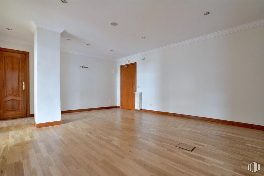 Oficina en venta en Paseo Castellana, Tetuán, Madrid, 28046 con puerta, propiedad, madera, interiorismo, edificio, tinte para madera, suelos, casa, suelo y pared alrededor