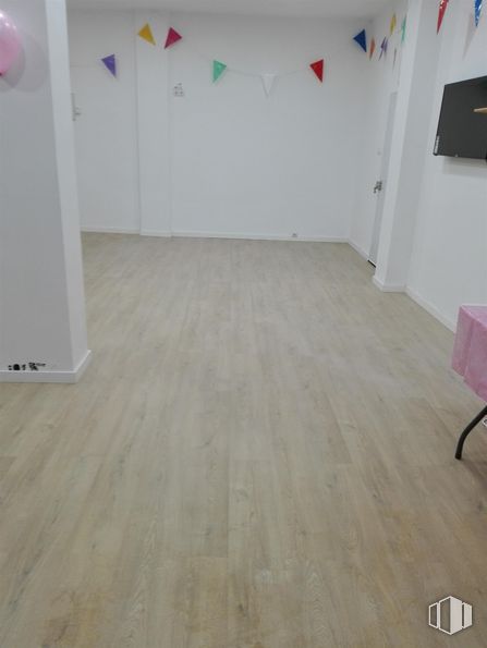 Retail for rent at Calle Zamora, 14, Fuenlabrada, Madrid, 28941 with wood, flooring, interior design, paint, floor, laminate flooring, wood stain, hardwood, balloon and building material around