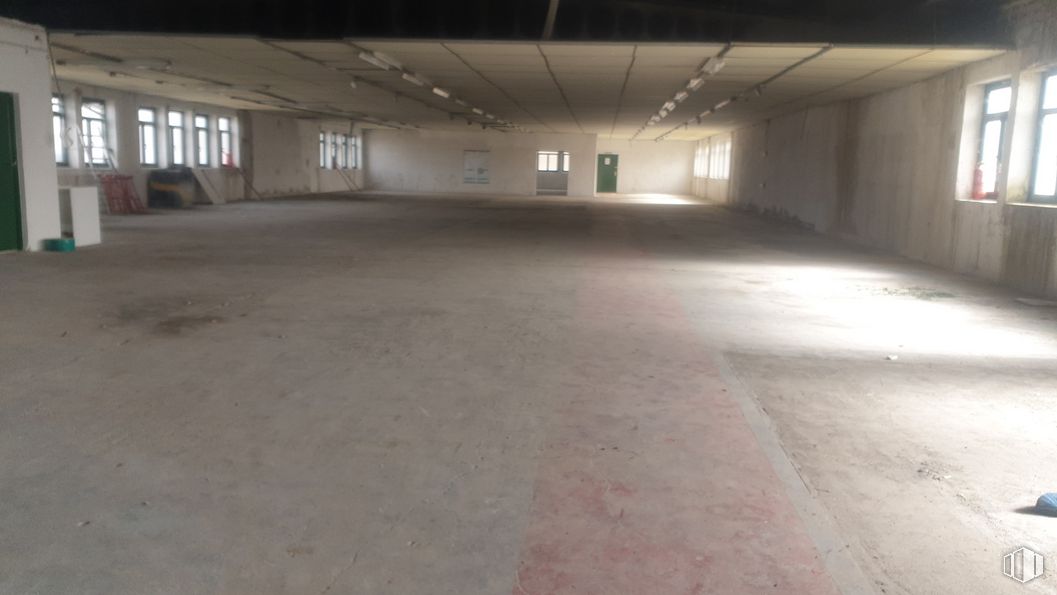 Industrial for sale & for rent at Zona Valdeolmos, Valdeolmos-Alalpardo, Madrid, 28130 with window, fixture, flooring, hall, floor, building, tints and shades, composite material, concrete and ceiling around