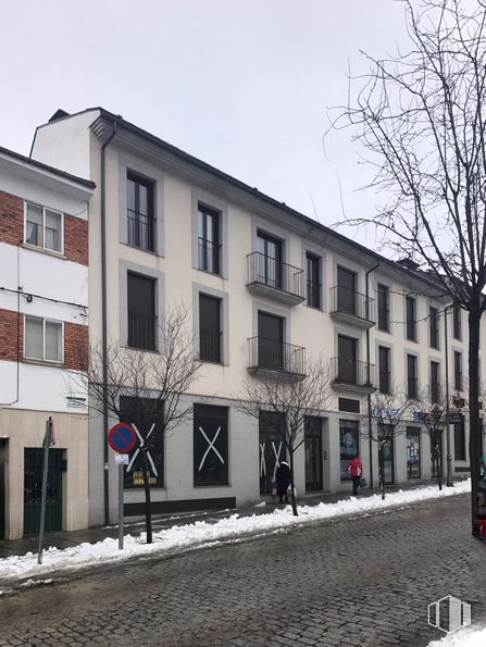 Retail for sale at Calle San Miguel, 1, El Espinar, Segovia, 40400 with building, sky, window, snow, tree, plant, street light, door, fixture and house around