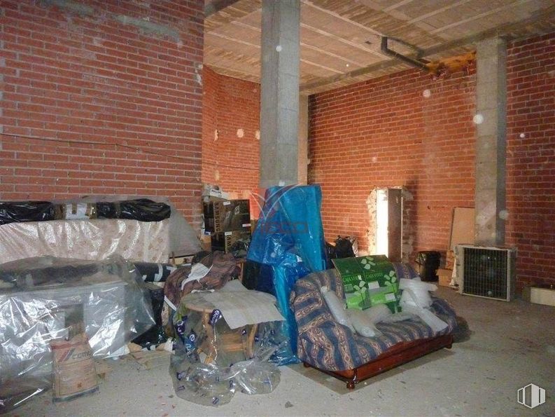 Retail for sale & for rent at Zona Parque Sol, Cuenca, 16004 with bed, building, house, brickwork, wood, brick, plastic bag, flooring, gas and living room around