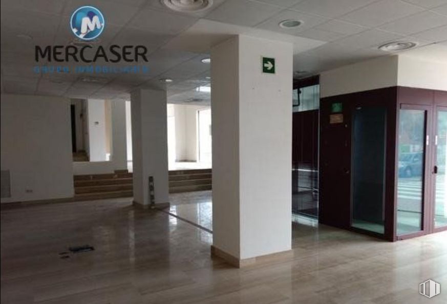 Retail for sale at Calle Presidente Felipe González, 4, Arganda del Rey, Madrid, 28500 with wardrobe, building, fixture, interior design, architecture, wood, floor, wall, flooring and door around