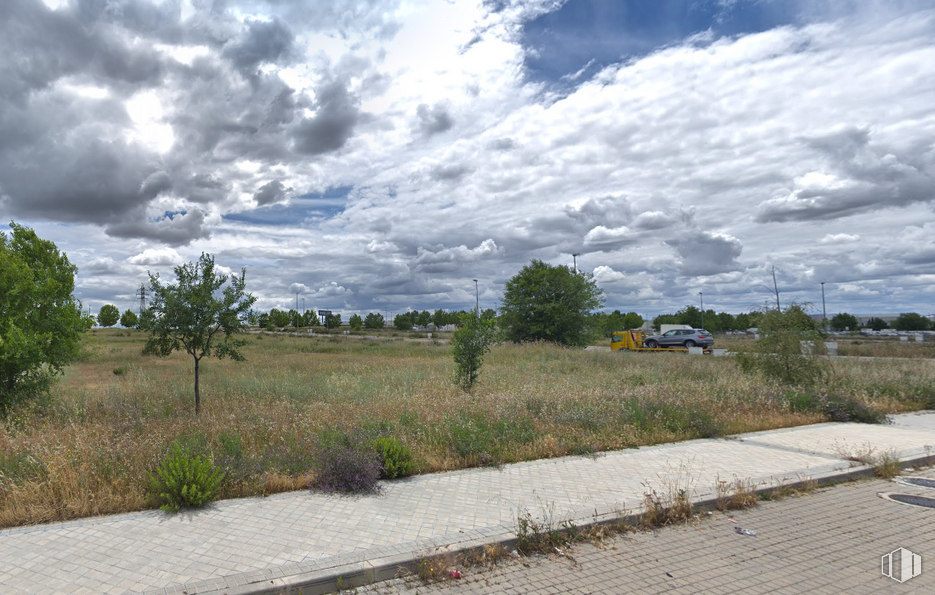 Land for sale at Calle Pedro Martínez de la Rosa, Leganés, Madrid, 28914 with cloud, plant, sky, ecoregion, tree, natural landscape, vegetation, land lot, cumulus and grass around