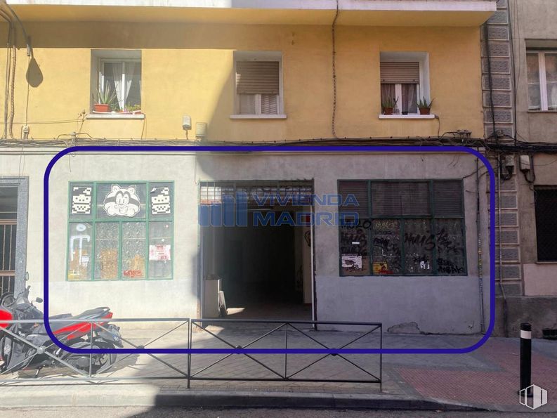 Retail for rent at Calle Condes de Barcelona, 12, Carabanchel, Madrid, 28019 with window, door, street, sidewalk and concrete around