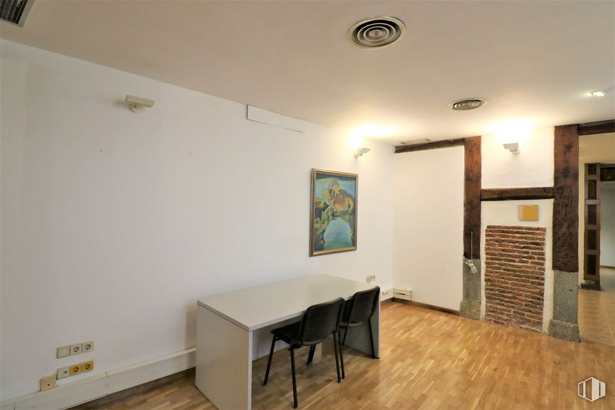 Oficina en alquiler en Calle Lope de Vega, 13, Centro, Madrid, 28014 con silla, marco, mesa, lámpara, edificio, madera, encendiendo, diseño de interiores, suelo, piso, casa y madera dura alrededor