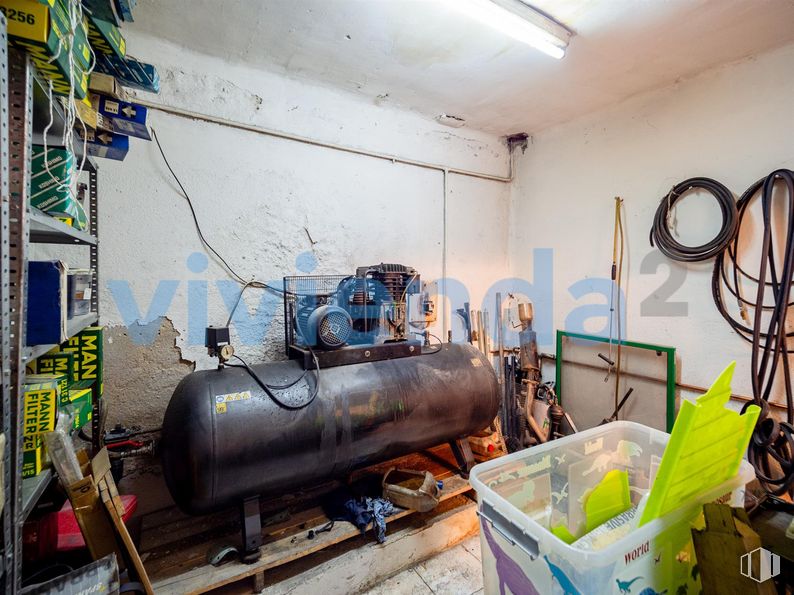 Local en venta en Calle Virgen de Nuria, Ciudad Lineal, Madrid, 28027 con vehículo de motor, rodante, ingeniería, gas, material rodante, máquina, pista, ferrocarril, industria y locomotora alrededor