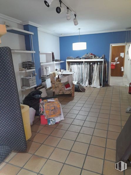 Retail for rent at Zona Estación, Las Rozas de Madrid, Madrid, 28230 with lighting, packaged goods, floor, flooring, wood, hardwood, event, room, ceiling and bookcase around