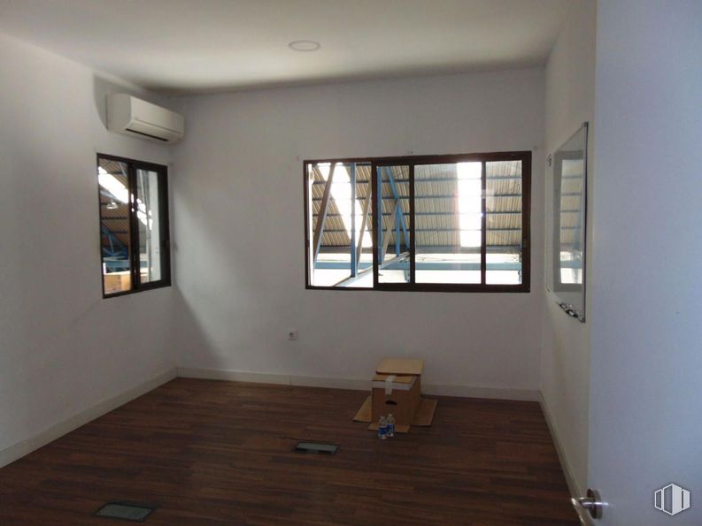 Industrial for rent at Polígono Industrial Las Mezquitas, Getafe, Madrid, 28906 with window, flooring, wood, floor, interior design, ceiling, wood flooring, room, apartment and hardwood around