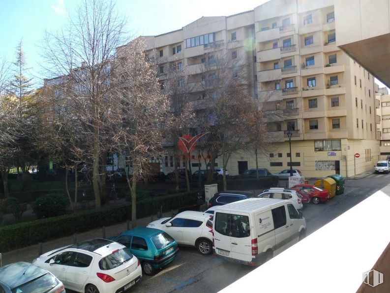 Local en alquiler en Zona Parque del Huécar, Cuenca, 16001 con coche, edificio, rueda, vehículo terrestre, neumático, cielo, planta, vehículo, propiedad y ventana alrededor