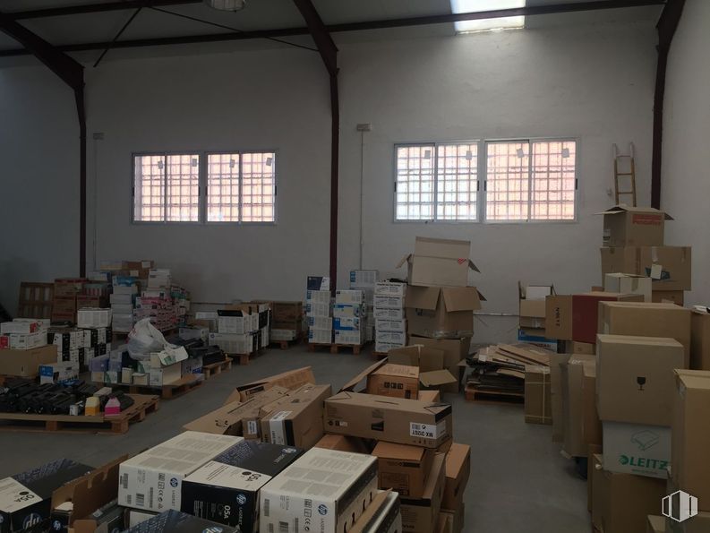 Industrial for sale at Carretera Madrid-Toledo, Olías del Rey, Toledo, 45280 with window, box, shipping box, cardboard packaging, packaging and labeling, warehouse, packing materials, cardboard, inventory and shelving around