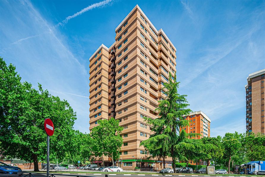 Oficina en alquiler y venta en Calle Arturo Soria, 337, Ciudad Lineal, Madrid, 28033 con edificio, cielo, nube, propiedad, durante el día, rascacielos, planta, bloque de pisos, árbol y arquitectura alrededor