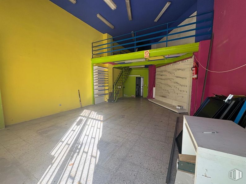 Local en alquiler y venta en Casco Antiguo, Boadilla del Monte, Madrid, 28660 con puerta, suelos, suelo, techo, escaleras, pintura, sótano y escayola alrededor