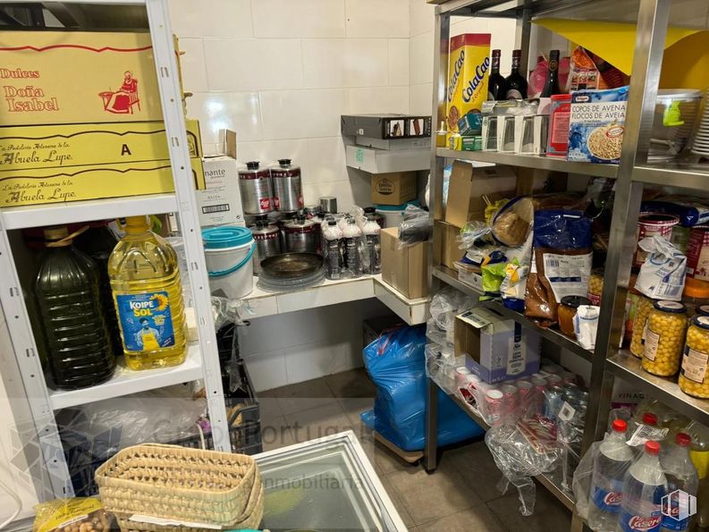 Retail for rent at Zona Casco Antiguo, Majadahonda, Madrid, 28220 with bottle, bottled and jarred packaged goods, shelf, shelving, food storage, kitchen appliance, plastic bottle, gas, convenience store and retail around