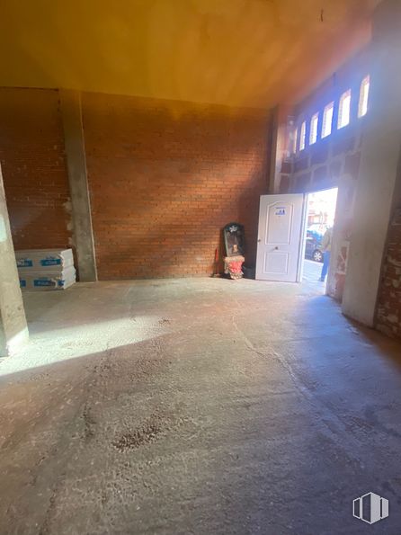 Retail for rent at Calle Alemania, Azuqueca de Henares, Guadalajara, 19200 with door, wood, flooring, floor, fixture, road surface, tints and shades, ceiling, concrete and space around