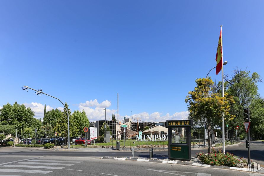 Oficina en alquiler en Edificio A, B y F, Calle Azalea, 1, Alcobendas, Madrid, 28100 con luz de la calle, cielo, nube, planta, árbol, edificio, superficie de la carretera, asfalto, bandera y vía pública alrededor