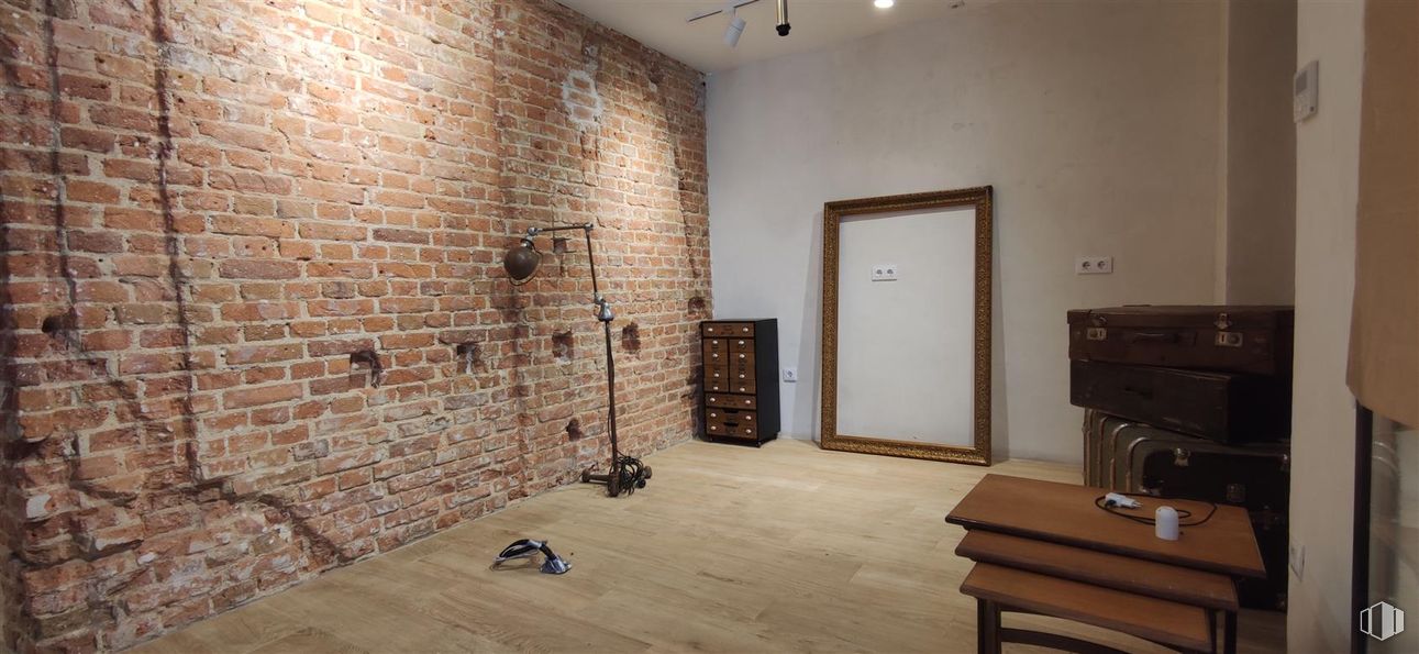 Retail for rent at Calle Guzmán el Bueno, 48, Chamberí, Madrid, 28015 with lighting, table, door, furniture, wall, flooring, brick, floor, brickwork and interior design around