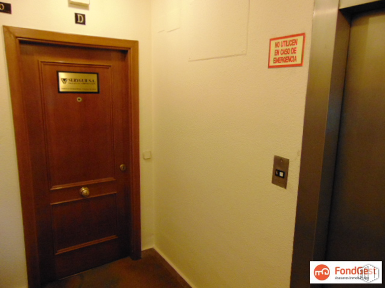 Office for sale at Edificio Alcocer 47, Calle Alcocer, 47, Villaverde, Madrid, 28041 with property, door, handle, fixture, wood, dead bolt, wall, home door, door handle and paint around