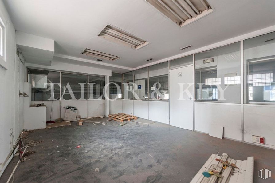 Local en venta en Calle Berruguete, Tetuán, Madrid, 28039 con lámpara, ventana, alumbrado, accesorio, madera, interiorismo, hall, suelos, suelo y marco alrededor