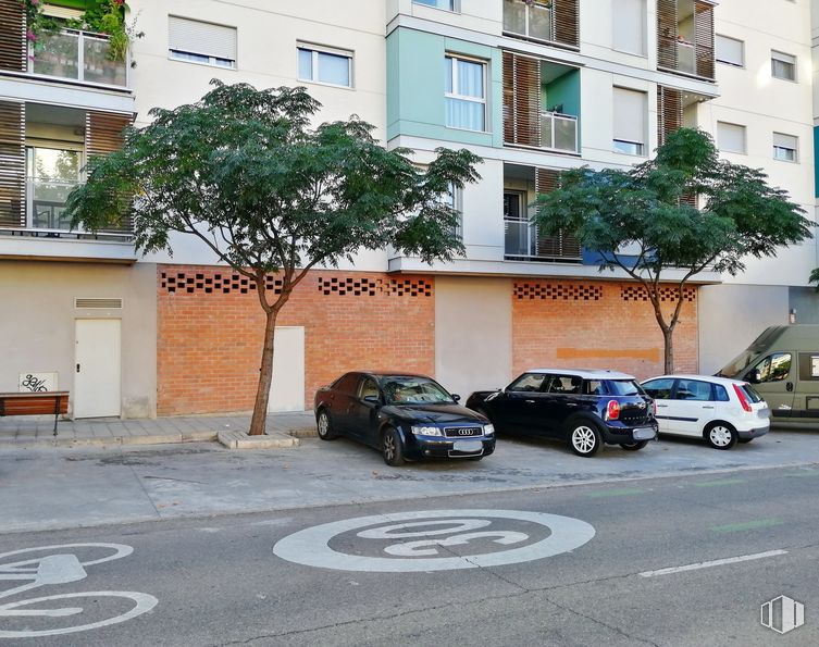 Local en alquiler en Avenida Juan Pablo II, Guadalajara, 19005 con coche, edificio, luz de estacionamiento automotriz, rueda, vehículo terrestre, neumático, vehículo, ventana, propiedad y árbol alrededor