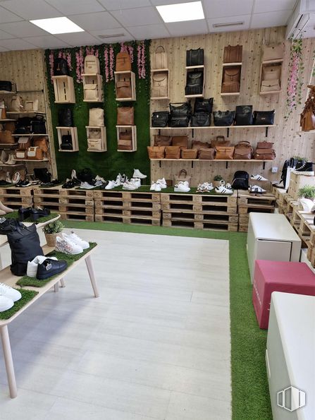 Local en alquiler en Plaza Mar Caribe, 1, Coslada, Madrid, 28820 con mesa, zapato, calzado, mueble, estante, suelos, estantería, madera, suelo y madera dura alrededor