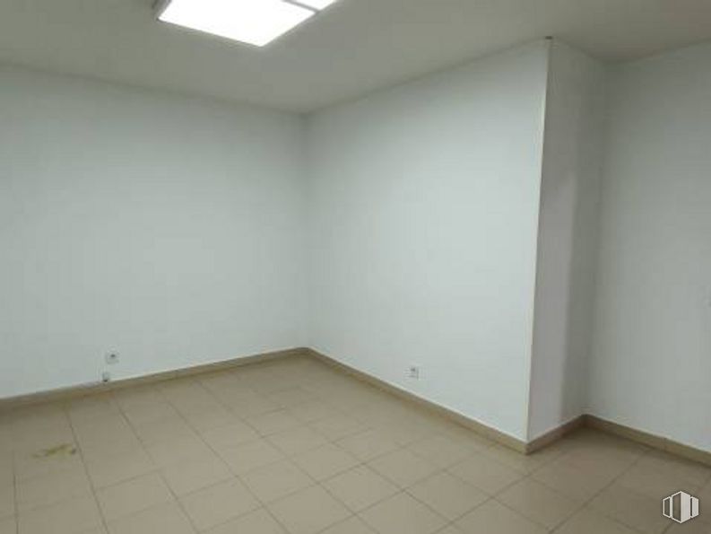 Office for sale at Centro-Arroyo-La Fuente, Fuenlabrada, Madrid, 28946 with fixture, wood, flooring, composite material, rectangle, hardwood, ceiling, tints and shades, plaster and paint around