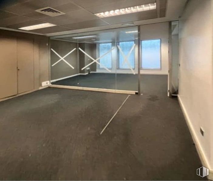 Retail for rent at Calle Feria, Colmenar Viejo, Madrid, 28770 with window, light fixture, hall, flooring, floor, wood, ceiling, fixture, parking and concrete around