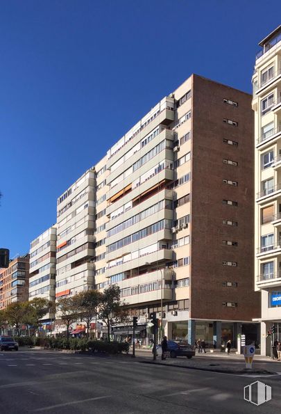 Oficina en alquiler en Calle Edgar Neville, Tetuán, Madrid, 28020 con edificio, cielo, día, ventana, diseño urbano, condominio, bloque de torres, propiedad material, luz de la calle y casa alrededor