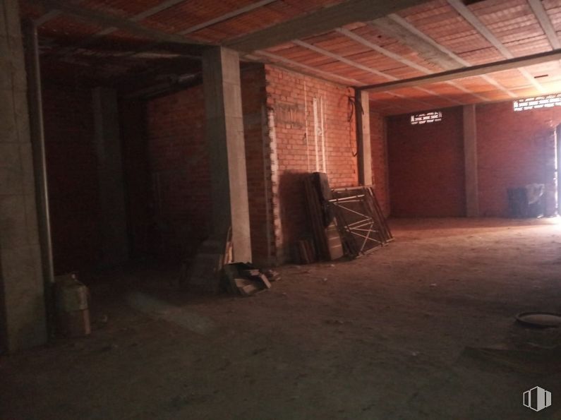 Retail for sale at Calle Nueva, 26, Cuéllar, Segovia, 40200 with wood, building, floor, flooring, brick, brickwork, tints and shades, hall, hardwood and darkness around