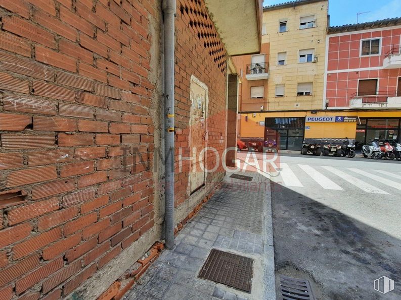 Retail for sale at Zona San Antonio, Ávila, 05005 with building, window, road surface, brickwork, brick, architecture, wood, asphalt, urban design and sidewalk around