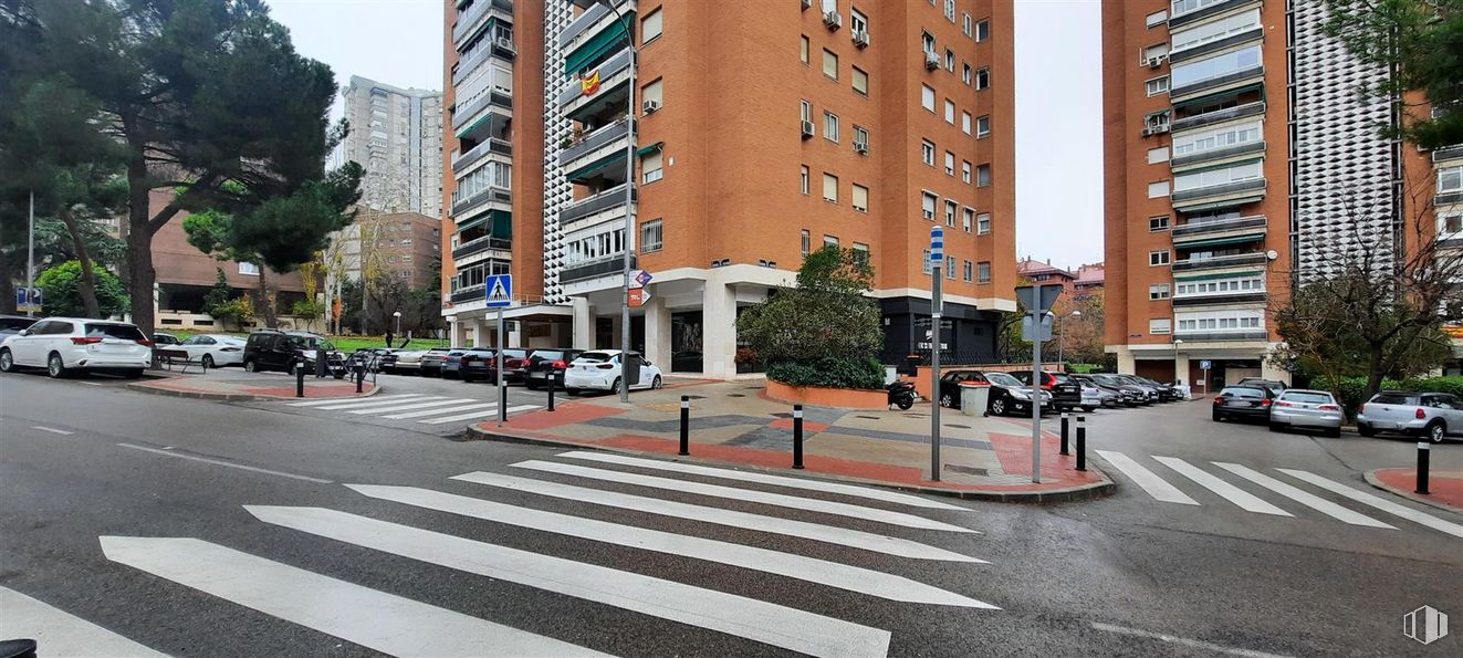 Local en venta en Calle Condado de Treviño, Ciudad Lineal, Madrid, 28033 con edificio, coche, ventana, vehículo, infraestructura, superficie de la carretera, árbol, paso de cebra, asfalto y semáforo alrededor