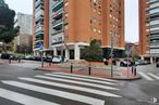 Retail for sale at Calle Condado de Treviño, Ciudad Lineal, Madrid, 28033 with building, car, window, vehicle, infrastructure, road surface, tree, zebra crossing, asphalt and traffic light around