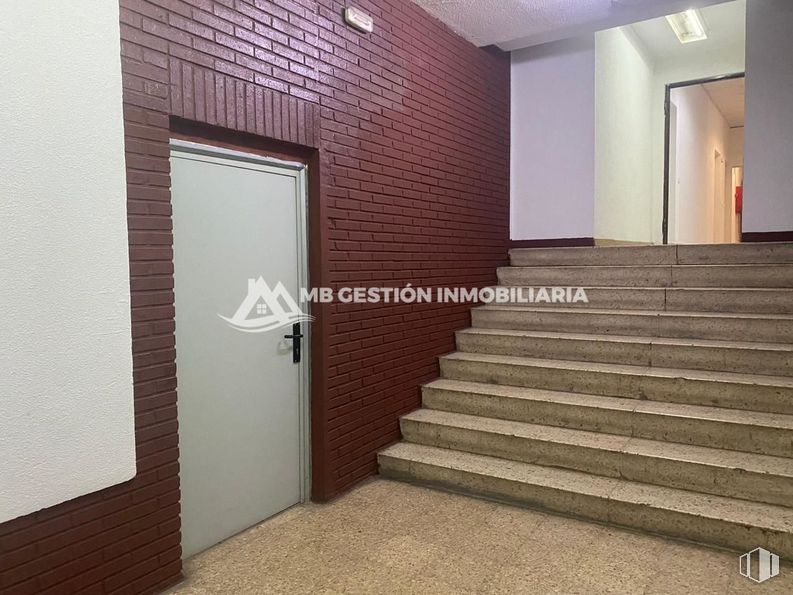 Retail for rent at Calle Gerona, Fuenlabrada, Madrid, 28945 with door, property, fixture, wood, interior design, paint, flooring, stairs, floor and building around