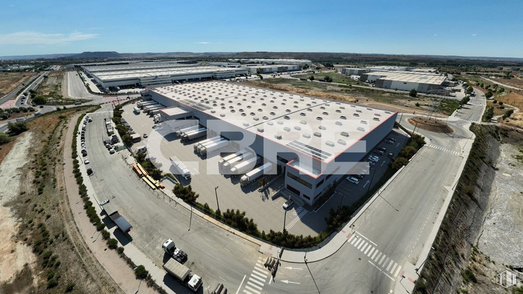 Nave en alquiler en Nexus San Fernando, Calle Serafín Holgado, 2, San Fernando de Henares, Madrid, 28830 con cielo, durante el día, coche, asfalto, superficie de la carretera, diseño urbano, lote de terreno, vehículo, zona residencial y paisaje alrededor