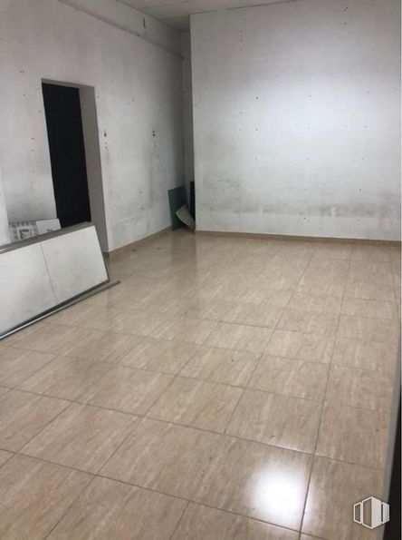 Local en alquiler en Calle Emilio Sánchez Vera, Cuenca, 16002 con edificio, madera, pasillo, piso, suelo, casa, suelo de baldosas, accesorio, material compuesto y madera alrededor