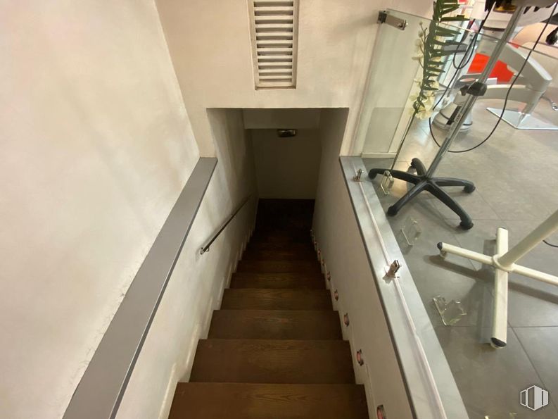 Retail for sale at Avenida General Perón, Tetuán, Madrid, 28020 with wood, stairs, flooring, floor, interior design, handrail, ceiling, wood stain, hardwood and basement around