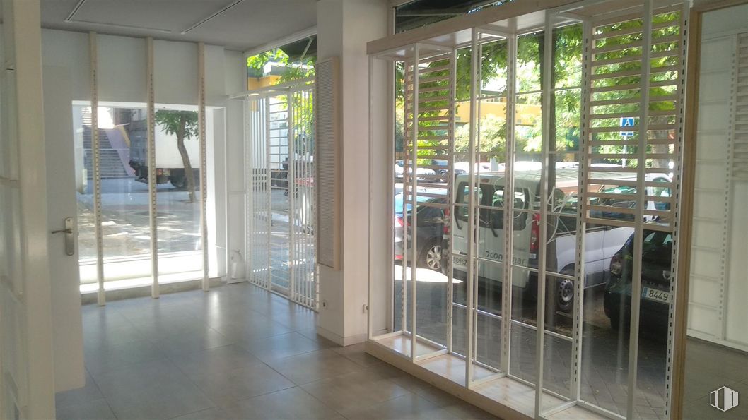 Retail for rent at Calle Ponferrada, 22, Fuencarral - El Pardo, Madrid, 28029 with door, car, floor, flooring, glass, composite material, metal, shade, transparency and home door around