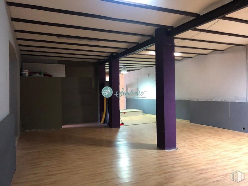 Local en venta en Avenida Vía Roma, Segovia, 40003 con diseño de interiores, piso, madera, suelo, pasillo, madera, techo, edificio, suelos laminados y tintes y matices alrededor